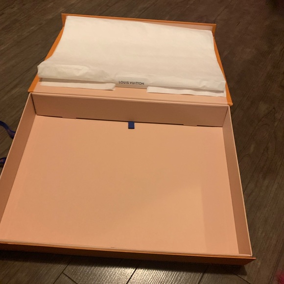 Authentic Louis Vuitton box for a scarf - Picture 2 of 6